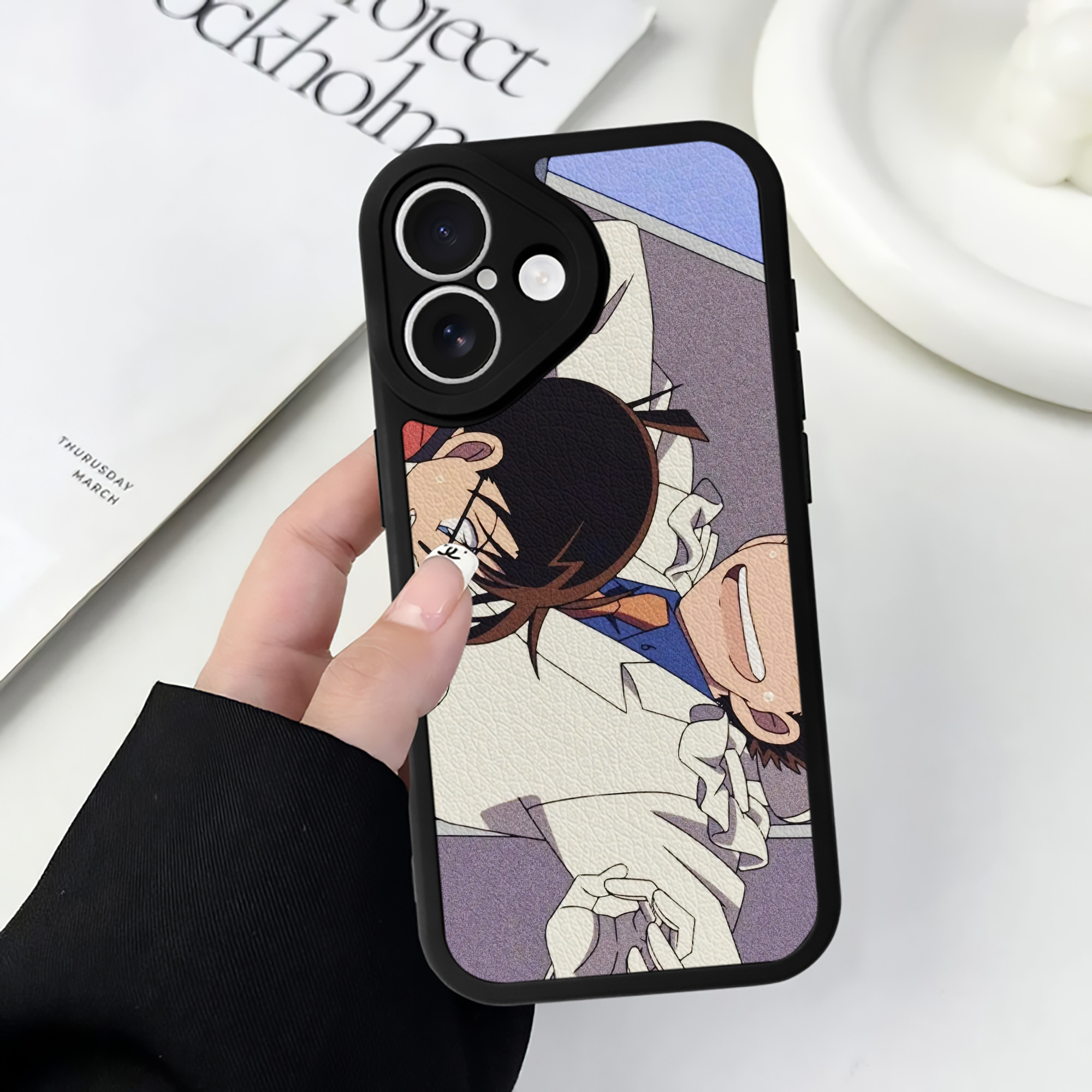 （画像用） 名探偵コナン Detective Conan 【iPhone 16シリーズ対応】シリコンスマホケース（レザー調） 材質：シリコン